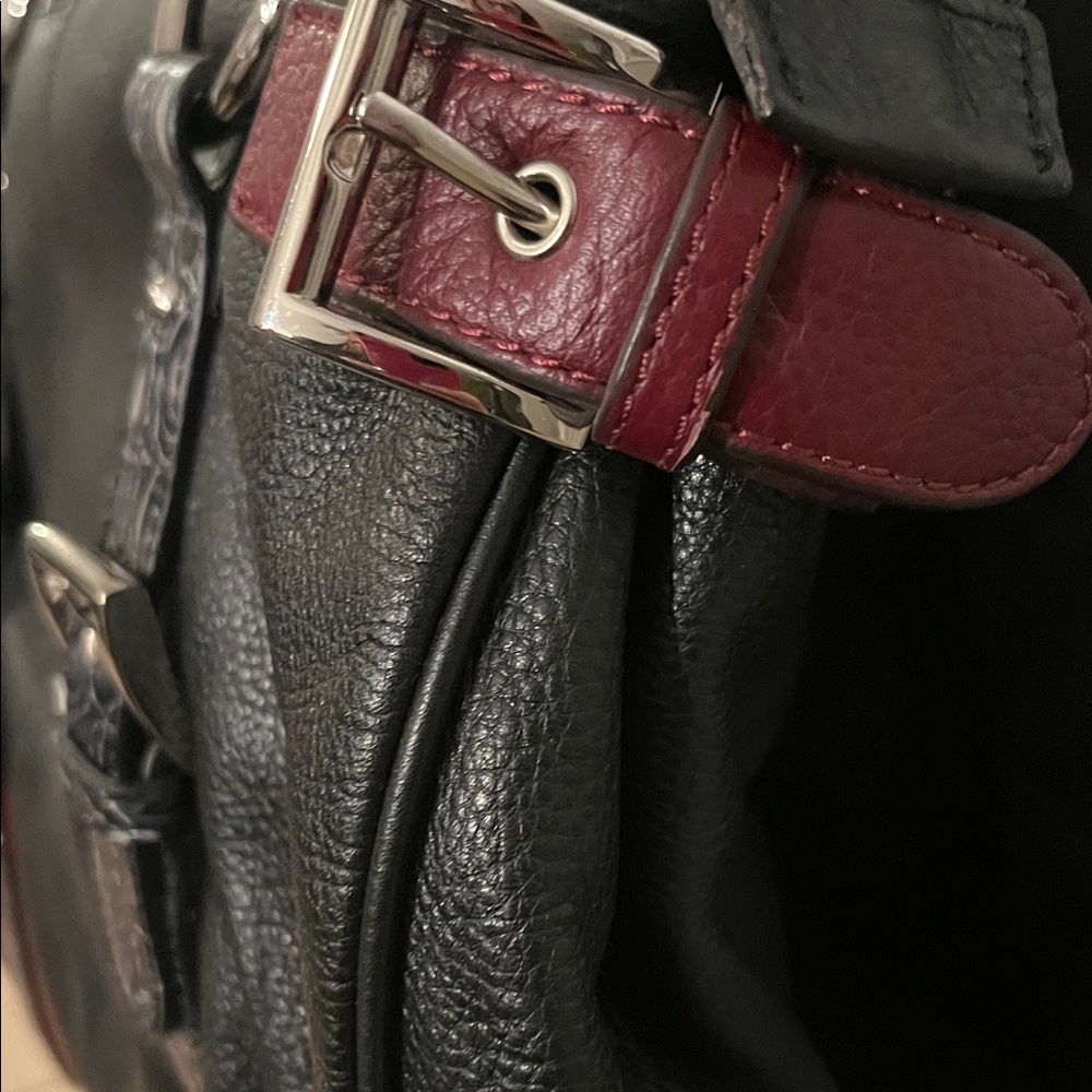 Charlie Lapson Elegant Black and Red Shoulder Bag - Picture 3 of 13